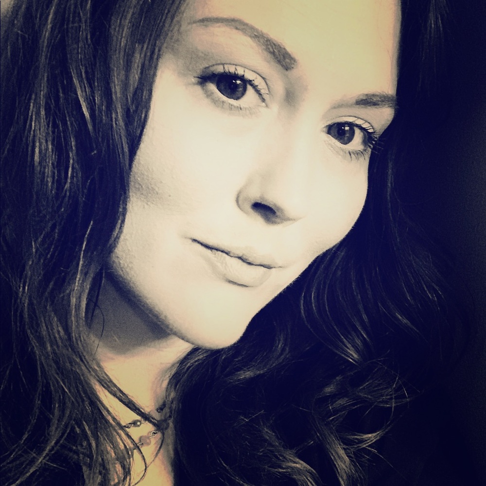 Meet your Posher, Larissa